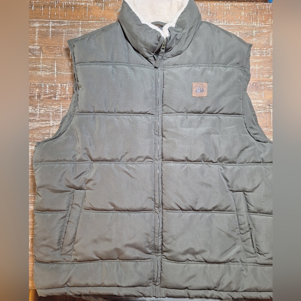 Field & Stream Men's XL Green Puffer Vest with Logo and Soft Colar Outdoor Wear